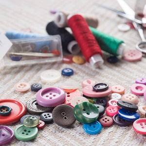 Juvale 1000 PCS Assorted Mixed Color Sizes Resin Buttons 2 and 4 Holes, Round Buttons for Sewing DIY Crafts, Children's Manual Button Painting